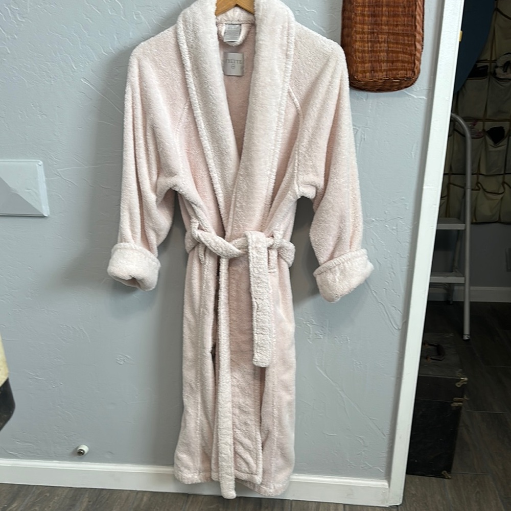 Frette 100% cotton robe made in Turkey. Size S/M. Blush in color. 2 pocket.